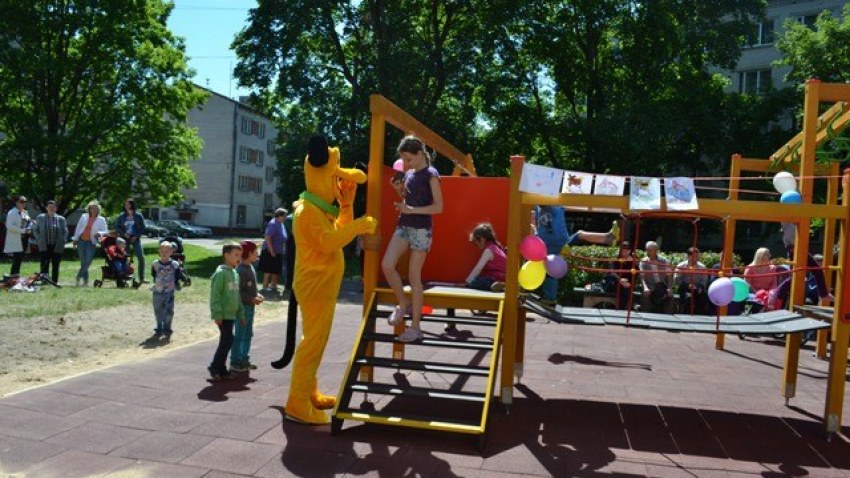 Rotaļlaukuma atklāšana Strazdumuižā 10.06.2015.